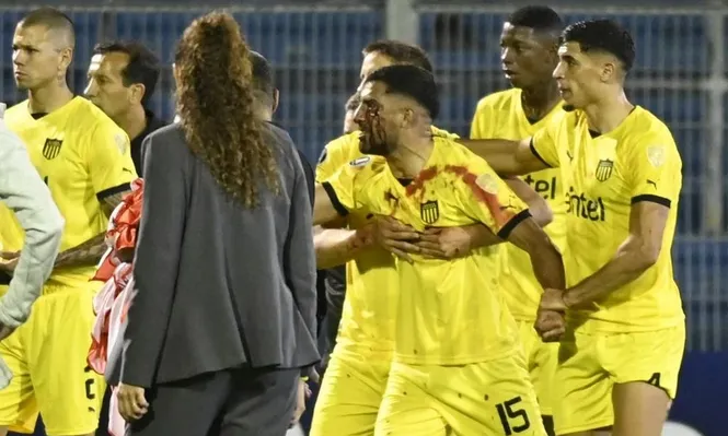 Maxi Olivera contenido por sus compañeros tras la agresión