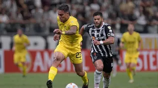 Javier Méndez de Peñarol y Hulk de Atlético Mineiro