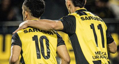 Leonardo Fernández y Maximiliano Silvera celebran el golazo del primero ante Montevideo City Torque por el Torneo Apertura