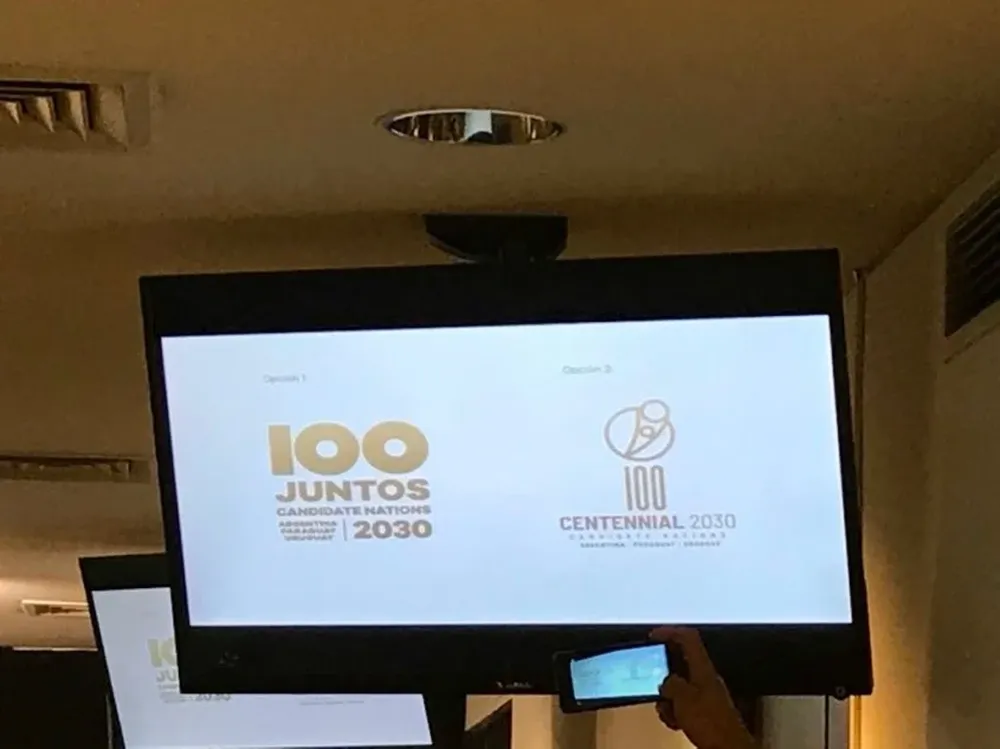 Las dos propuestas de logos presentadas en la reunión