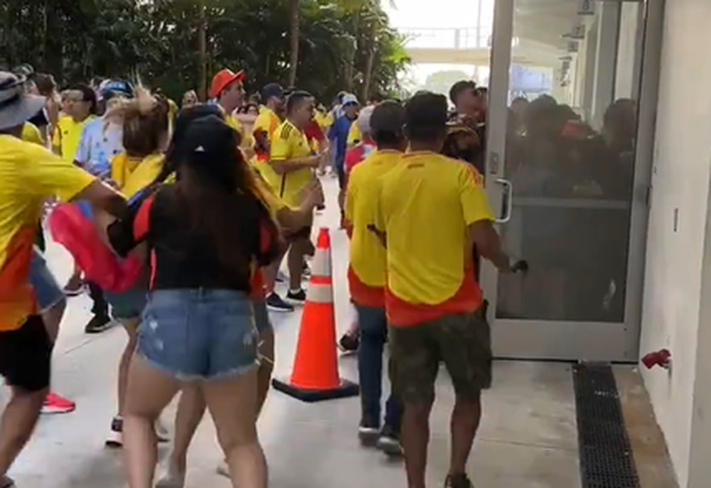 Avalancha en uno de los accesos al estadio donde se enfrentarán Argentina y Colombia