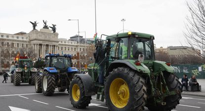 El tractorazo se convirtió en un símbolo del malestar del agro en el último tiempo, muchos antes del acuerdo UE-Mercosur. Ya sea por la inundación de productos de Ucrania, por el retiro de subsidios, etc. Pero hay que reconocer que es una imagen poderosa. El tractor circulando por la ciudad con su monumentalidad lenta y amenazante.