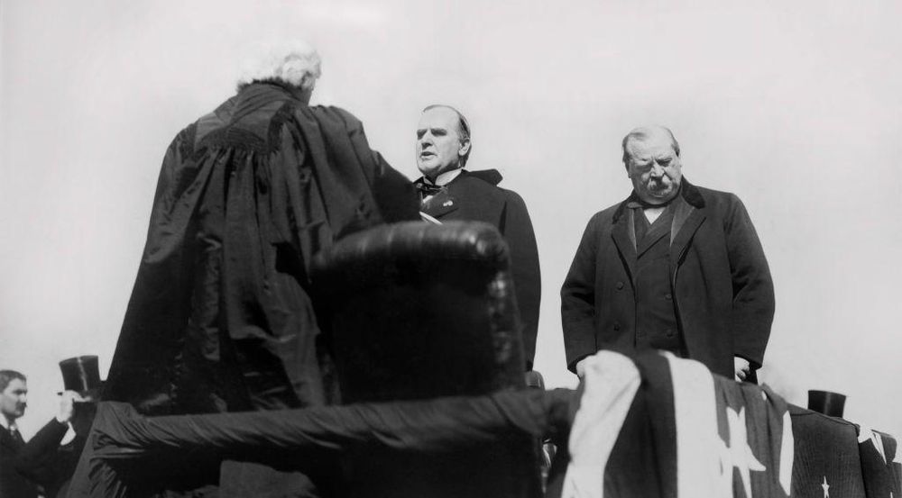 Cleveland (d), en la inauguración de la presidencia de McKinley (c). McKinley llevaría a cabo la anexión de Hawái que Cleveland había rechazado.