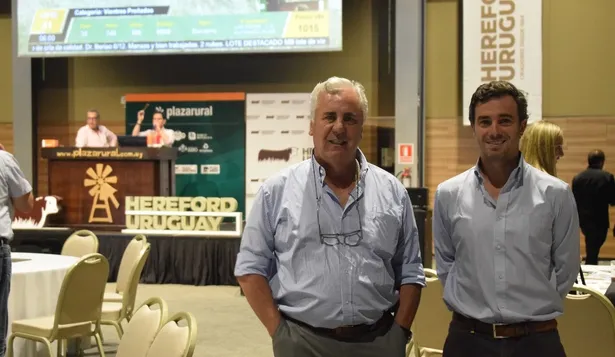 Carlos De Freitas, presidente de Plaza Rural, junto a Fernando Alfonso, presidente de la Sociedad de Criadores de Hereford del Uruguay, en el remate Hereford de Punta.