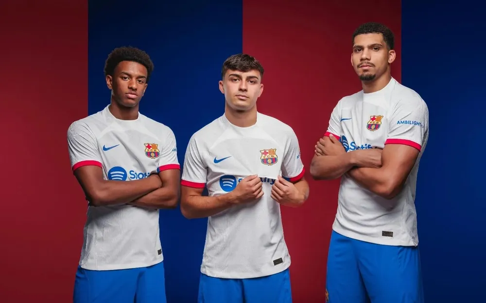 Ronald Araujo con la nueva camiseta blanca de Barcelona