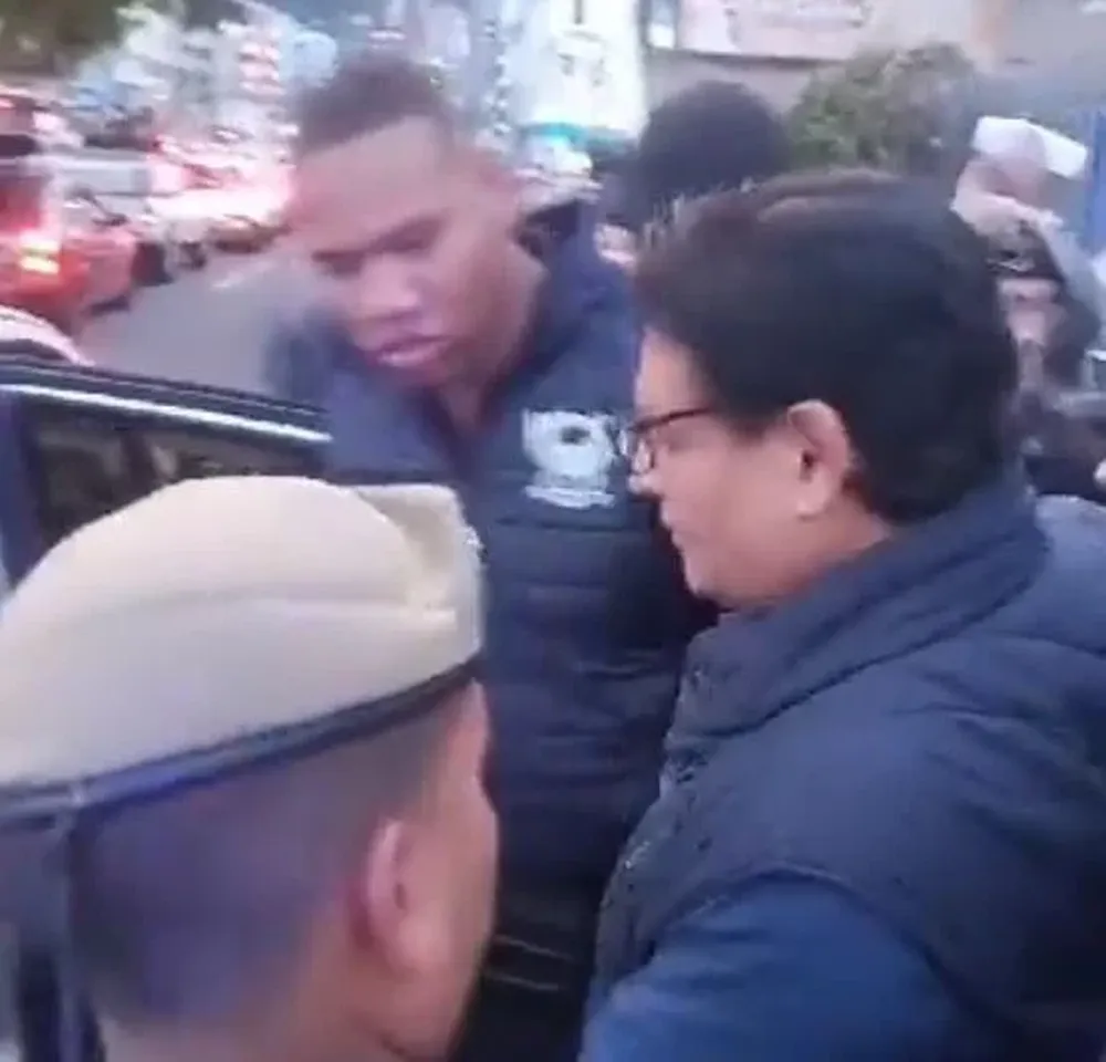 El momento en el que Villavicencio sube a la camioneta, segundos antes de que se escuchen los disparos