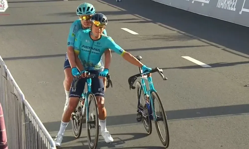 Harold Tejada sufrió una caída y fue ayudado por su compañero Michele Gazzoli