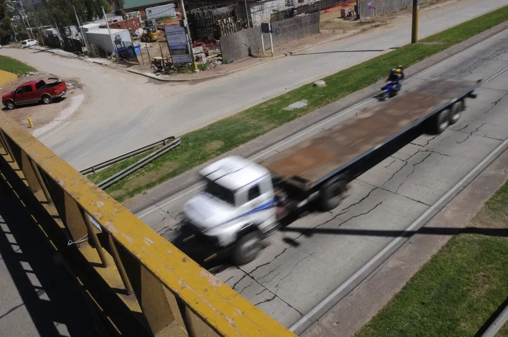 Archivo. En mayo dos delincuentes lanzaron troncos para interceptar vehículos y luego robarlos