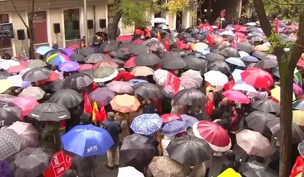 Militantes socialistas reunidos en la sede de la calle Ferraz.