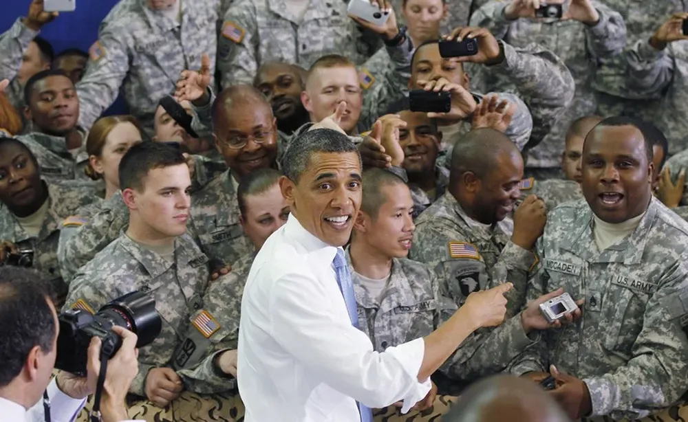 El presidente Obama felicitando a los soldados que regresaron de Afganistán