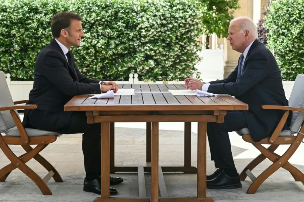 Joe Biden junto a Macron