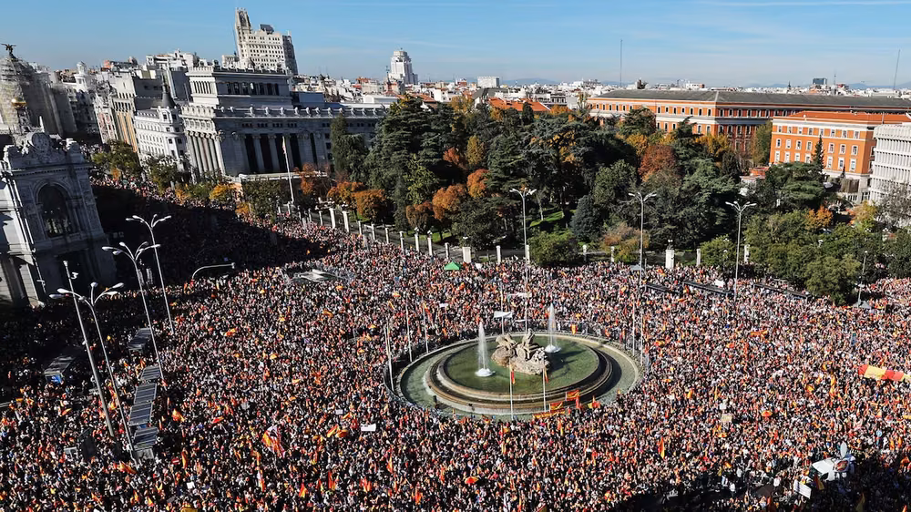 Una multitud protesta por Ceuta junto a la fuente de Cibeles, en Madrid.