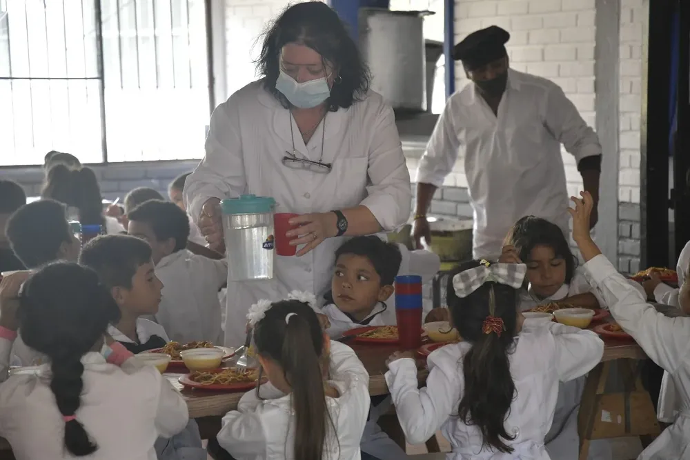 Hora del almuerzo en la Escuela N° 320