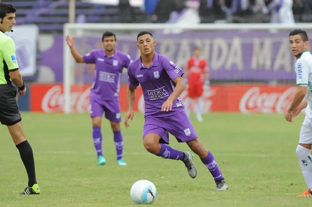 Carlos Benavídez, volante de Defensor Sporting