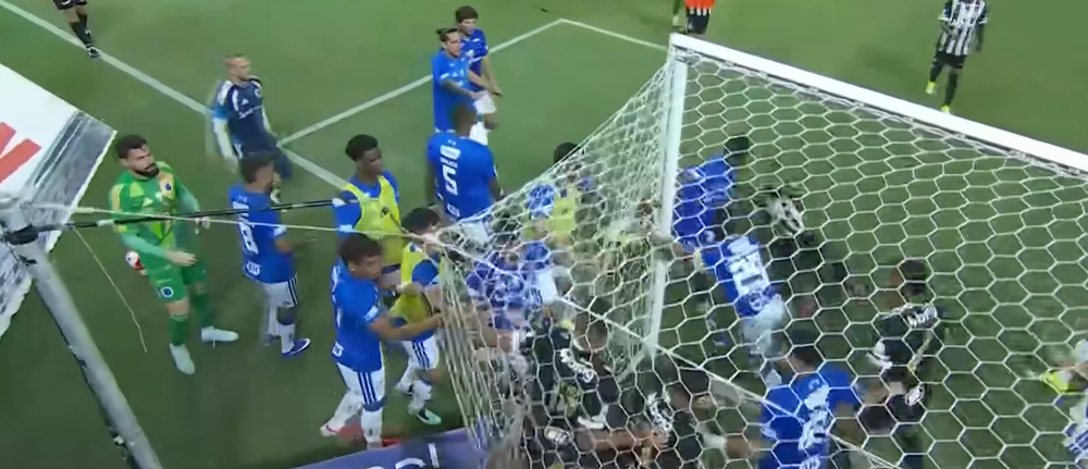 Escena de la pelea generalizada entre jugadores de Cruzeiro y Atlético Mineiro
