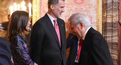 La reina Letizia, el rey Felipe VI y Mario Vargas Llosa.