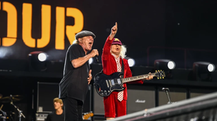 Brian Johnson y Angus Young durante el Power Up Tour
