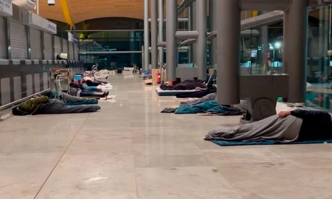 Indigentes e inmigrantes ilegales duermen en los pasillos del&nbsp; Aeropuerto de Barajas.