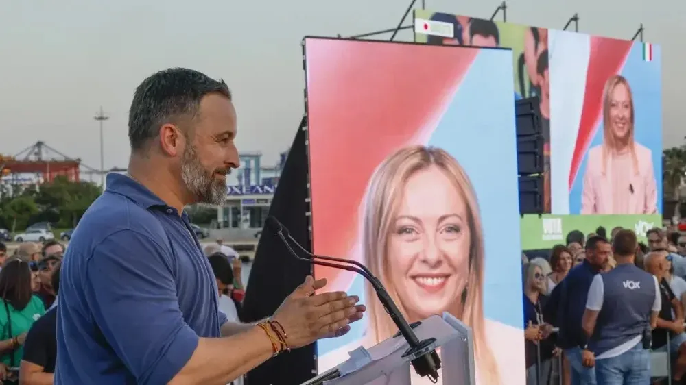 Santiago Abascal en un mitin en conexión en directo con Meloni