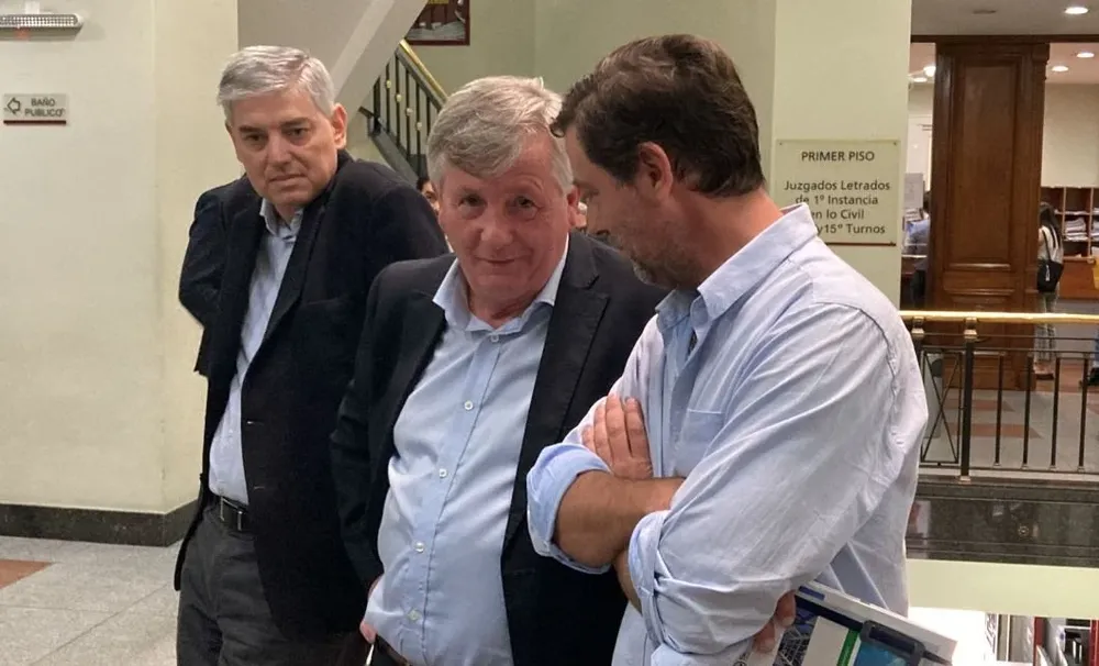 El presidente de AUF Ignacio Alonso, el de Cerro Largo FC Ernesto Dehl y Carlos Ham de Wanderers