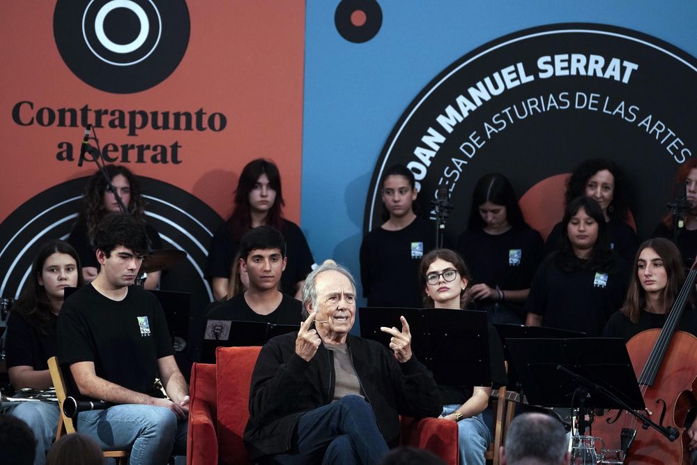Joan Manuel Serrat en un encuentro con alumnos de un instituto en Pola de Siero. EFE