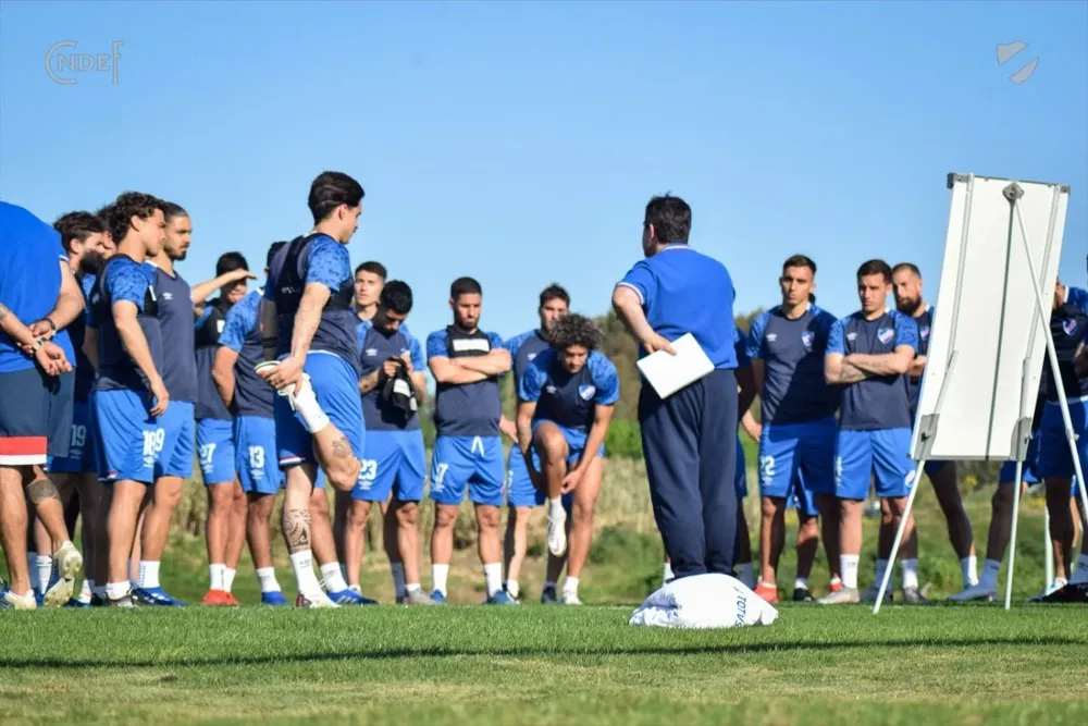 Giordano con el pizarrón en la cancha