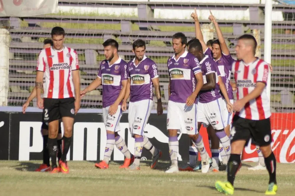 Fabricio Silva festeja su gol que le dio el empate a Fénix ante River