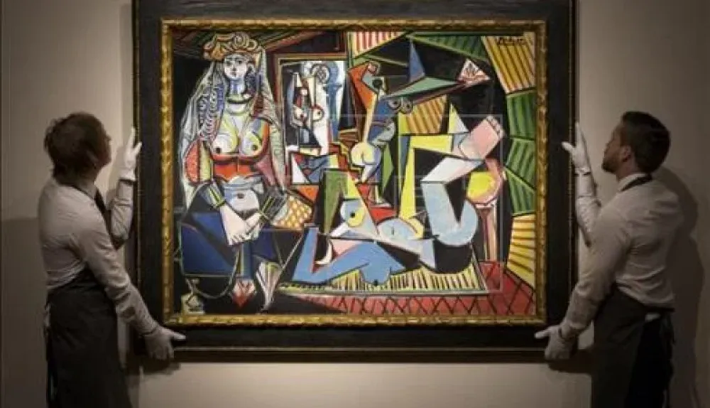 Personal de la firma con la obra de Pablo Picasso