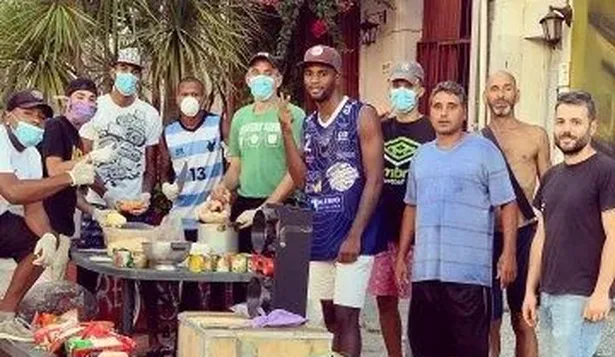 El gesto de Mathías Acuña: cocinó con sus amigos para los más necesitados