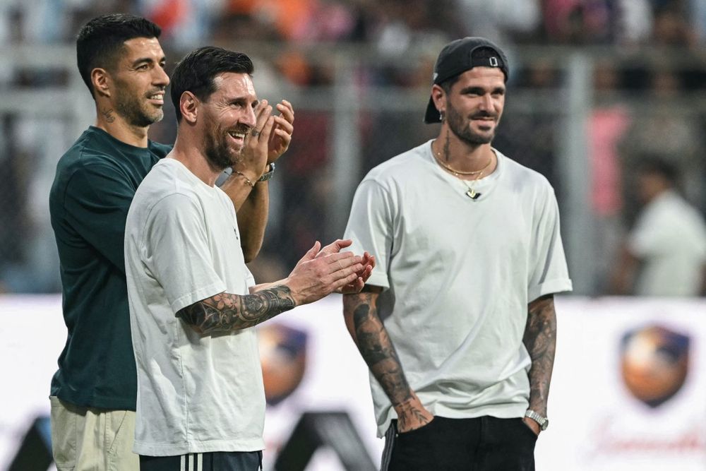 Lionel Messi, Rodrigo De Paul y Luis Suárez en la gira por India
