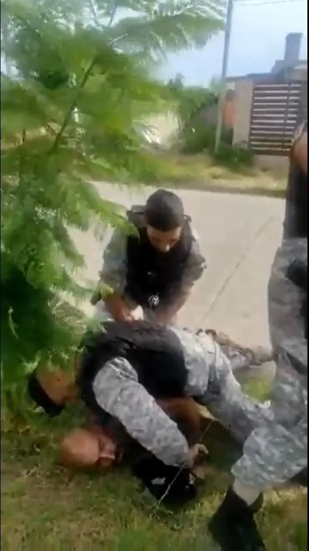 Los policías detuvieron a este hombre y lo apretaron contra el piso