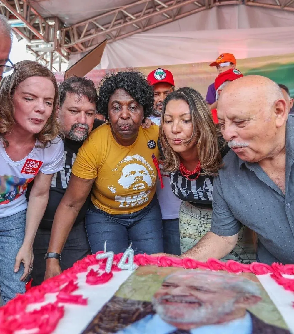 La novia de Lula, Rosángela da Silva, segunda desde la derecha, celebra el pasado 27 de octubre el cumpleaños 74 de Lula Da Silva