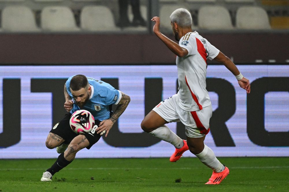 Luis Abram de Perú ante Nahitan Nández de Uruguay