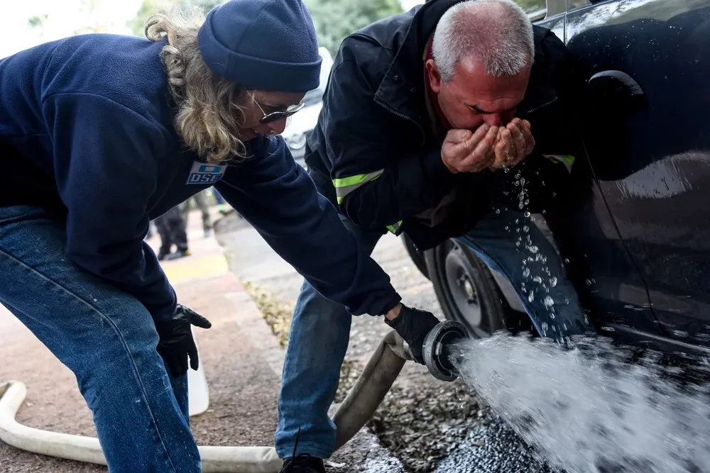 Funcionario de OSE prueba el agua de pozo recién analizada
