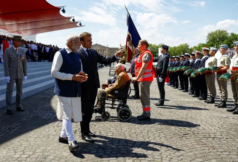 El mandatario francés Emmanuel Macron y su homólogo indio Narendra Modi en los festejos del 14 de julio.