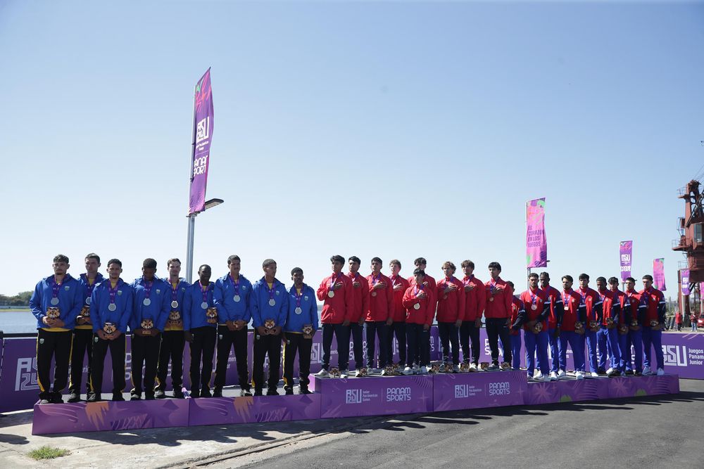 Integrantes de los equipos de remo de Brasil (i) medalla de plata, Chile (c) medalla de oro y Cuba (d) medalla de bronce, posan en la premiación de la categoría remo ocho masculino, durante los II Juegos Panamericanos Junior ASU 2025 en la bahía de Asunción (Paraguay). Integrantes de los equipos de remo de Brasil (i) medalla de plata, Chile (c) medalla de oro y Cuba (d) medalla de bronce, posan en la premiación de la categoría remo ocho masculino, durante los II Juegos Panamericanos Junior ASU 2025 en la bahía de Asunción (Paraguay).