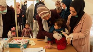 &nbsp; Niños palestinos son atendidos por brigadas médicas en su país natal