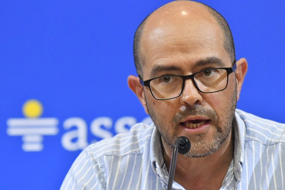 El presidente de ASSE, Álvaro Danza,&nbsp; en conferencia de prensa