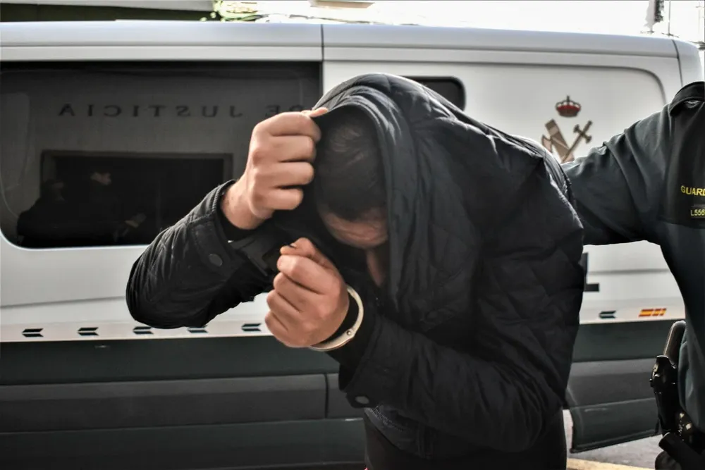 La pareja sentimental del párroco de Don Benito (Badajoz), ambos detenidos en el marco de una investigación contra el tráfico de Viagra. EFE.