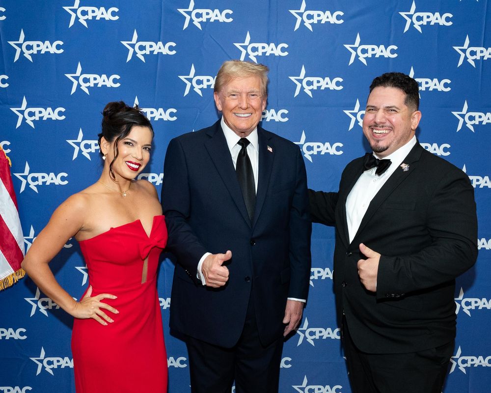 Trump junto a Gabriela Berrospi y su esposo, Tony Delgado, cofundador de Latino Wall Street.