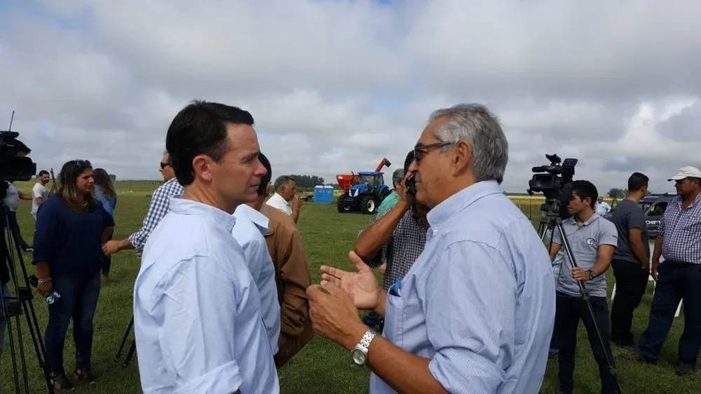 El presidente de la Sociedad Agropecuaria de Cerro Largo, Martín Uría y el ministro Enzo Benech.
