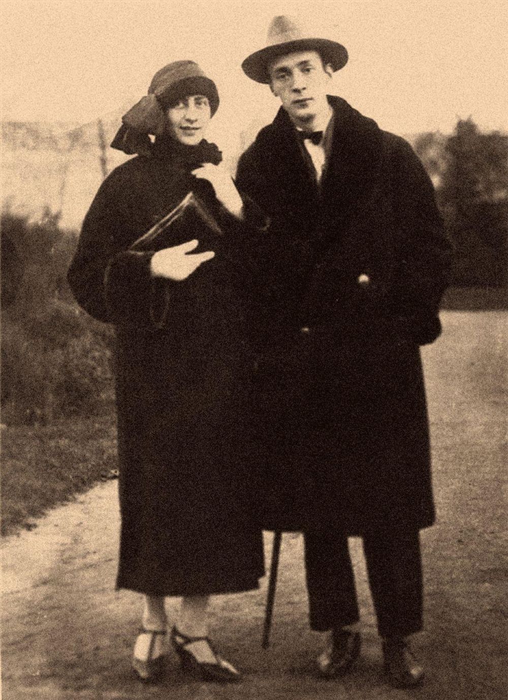 Un artículo del diario The Atlantic concluyó que los escritores más afortunados eran aquellos casados ​​con "una Véra", un cónyuge de cualquier sexo que los libera de las tareas mundanas de la vida. Aquí, Véra (1902-1991) con Vladimir Novakov (1899-1977), en Berlín, en 1923.