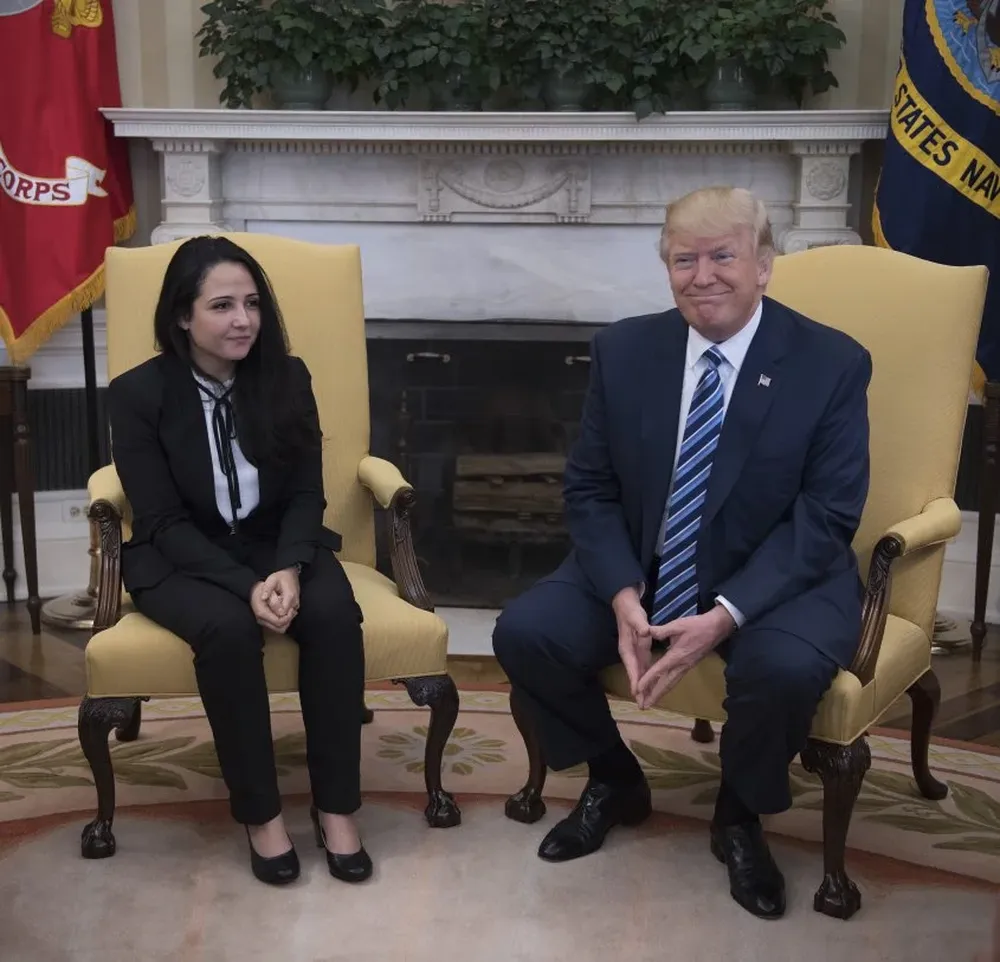 Donald Trump se reúne con una trabajadora de ayuda egipcio-estadounidense en la Casa Blanca