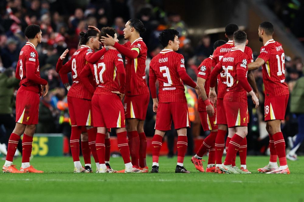 Van Dijk consuela a Darwin tras el penal fallado Van Dijk consuela a Darwin tras el penal fallado