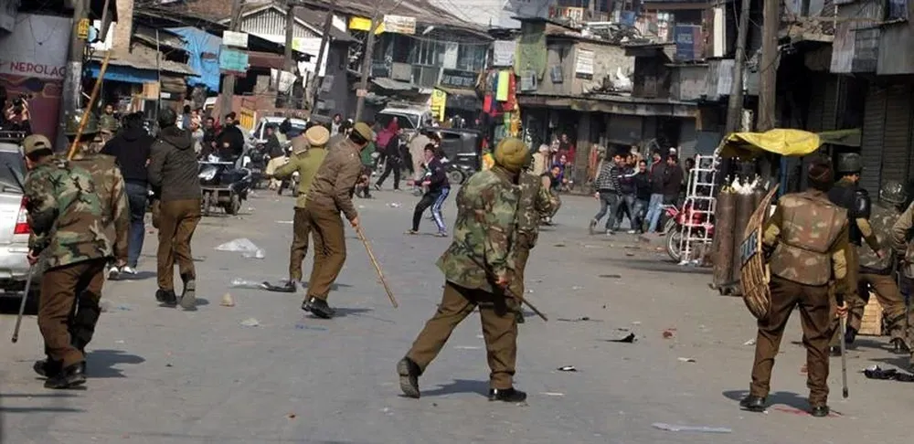 Manifestantes indios se enfrentan a las fuerzas de seguridad