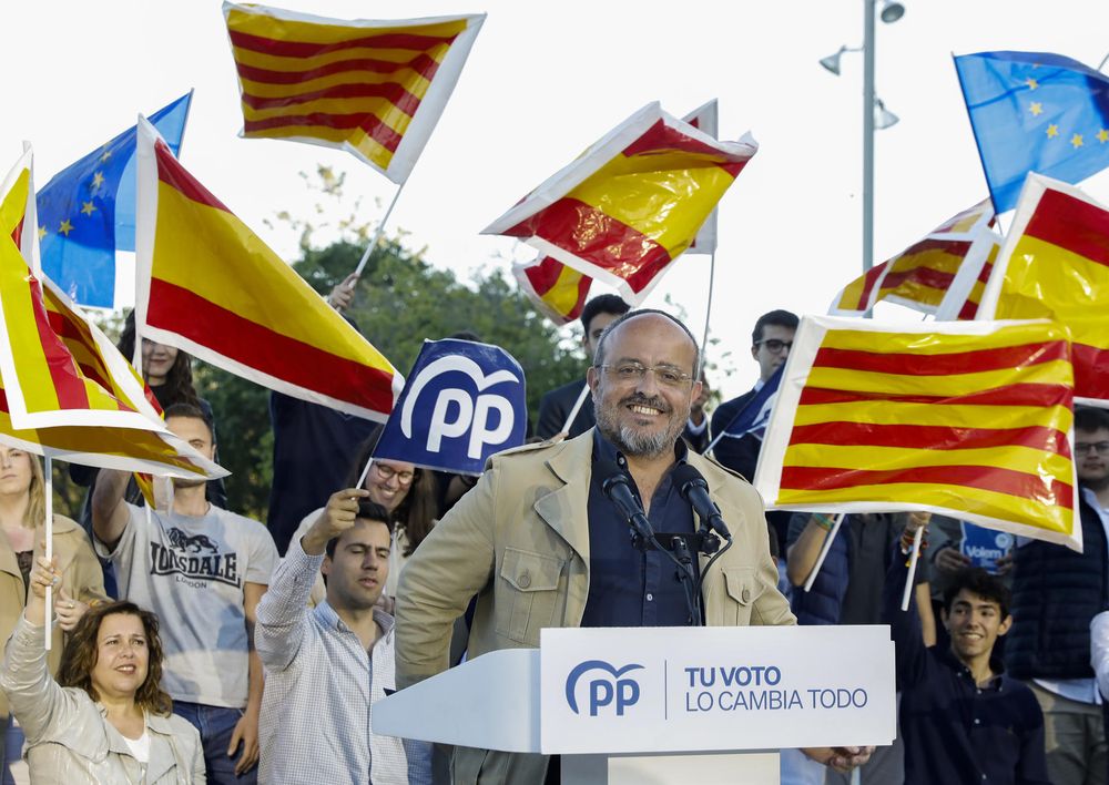 El candidato popular a la presidencia de la Generalitat, Alejandro Fernández, en el mitin de clausura de la campaña en Tarragona.