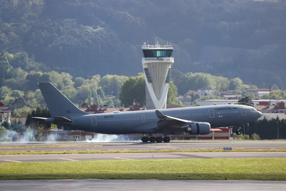 El avión medicalizado enviado por el Ministerio de Defensa para repatriar a un ciudadano vasco gravemente enfermo, cuya vida peligra, llega al aeropuerto de Bilbao procedente de Bangkok este domingo.