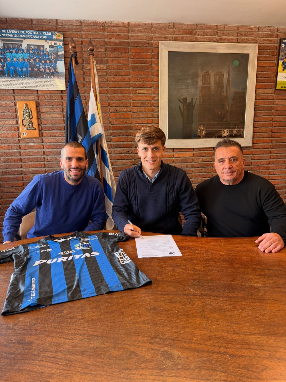 Vicenzo Macchia al firmar su contrato profesional con Liverpool