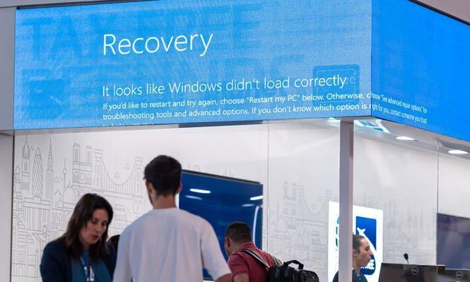 Miles de vuelos fueron cancelados por el apagón infiormático.