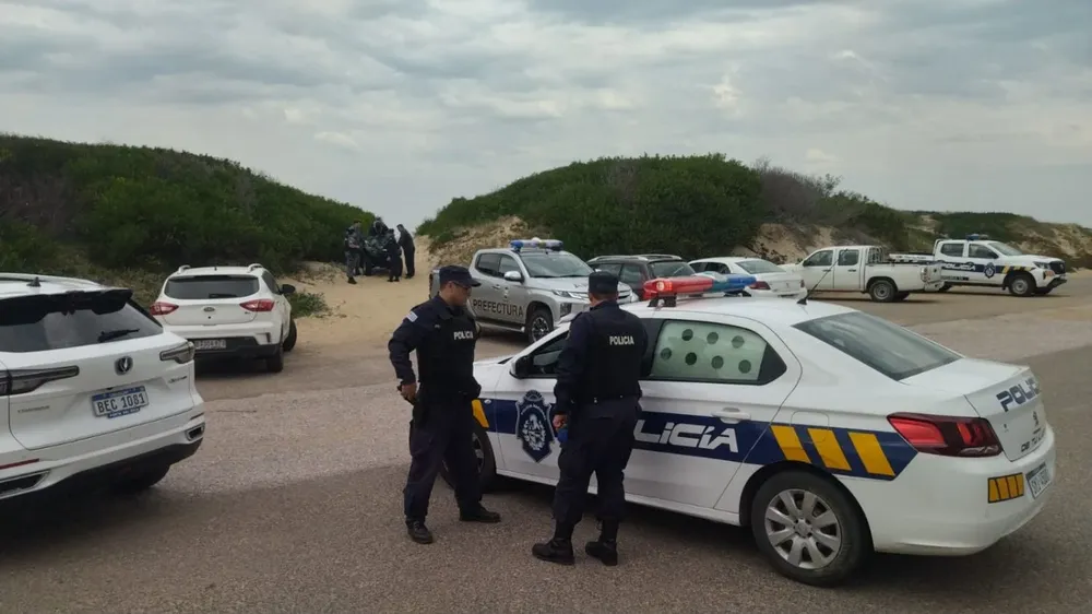 La Policía en la playa durante la búsqueda